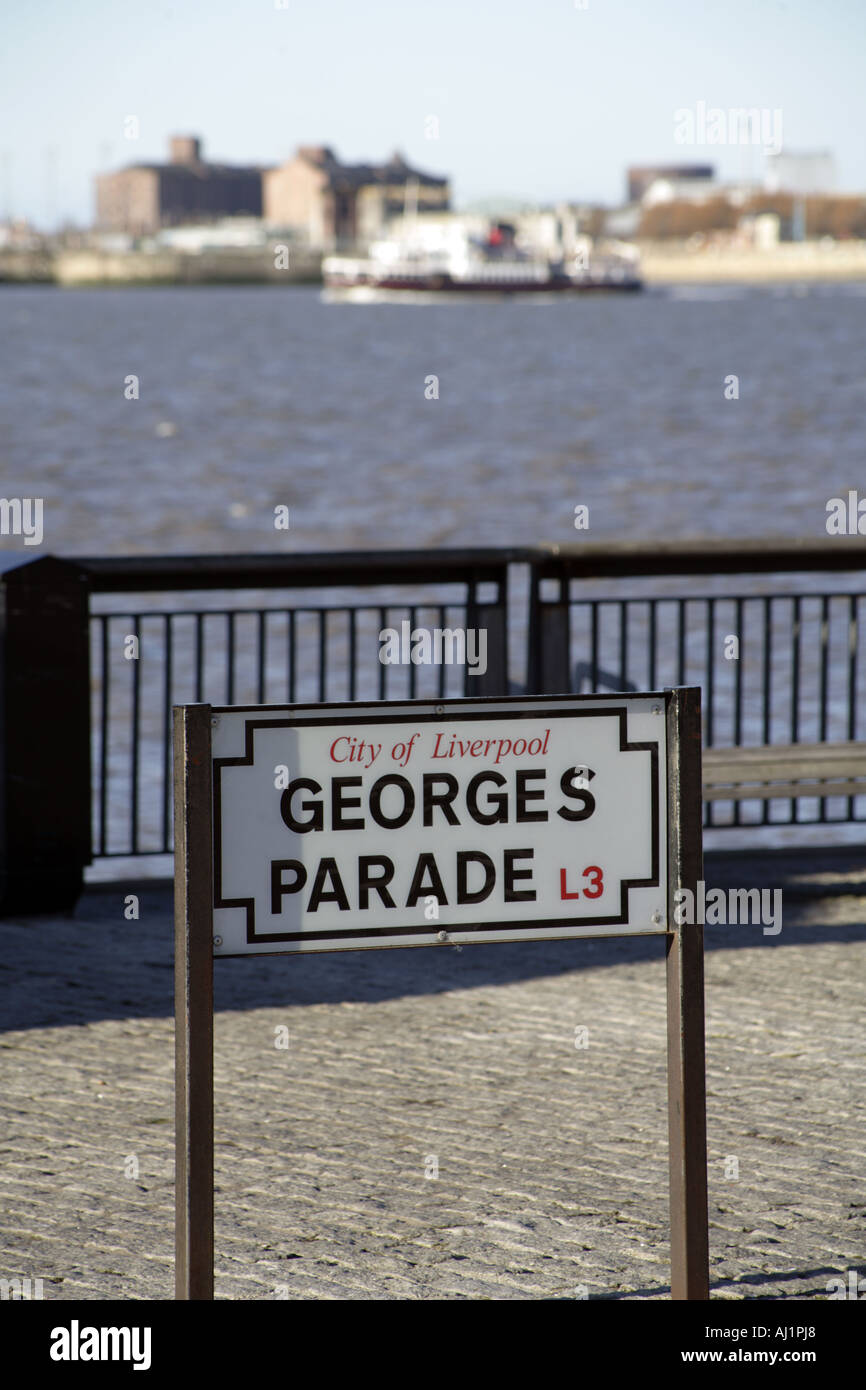 Défilé Georges Albert Dock signe avec l'Mersey Ferry Birkenhead et dans l'arrière-plan Liverpool Merseyside UK Banque D'Images