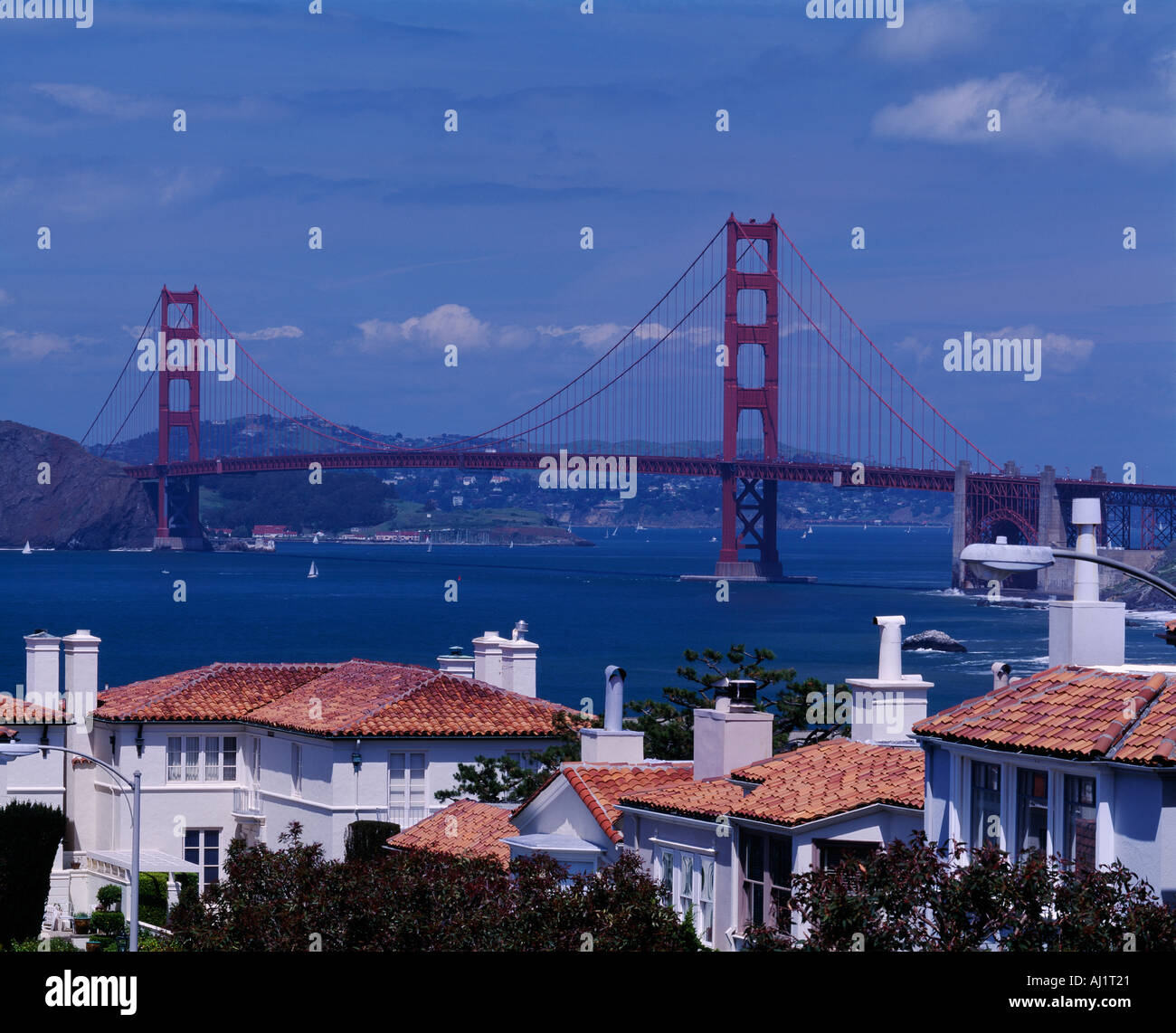 Golden Gate Bridge et la baie de San Francisco sur les toits de maisons dans le quartier résidentiel de Seacliff San Francisco California Banque D'Images