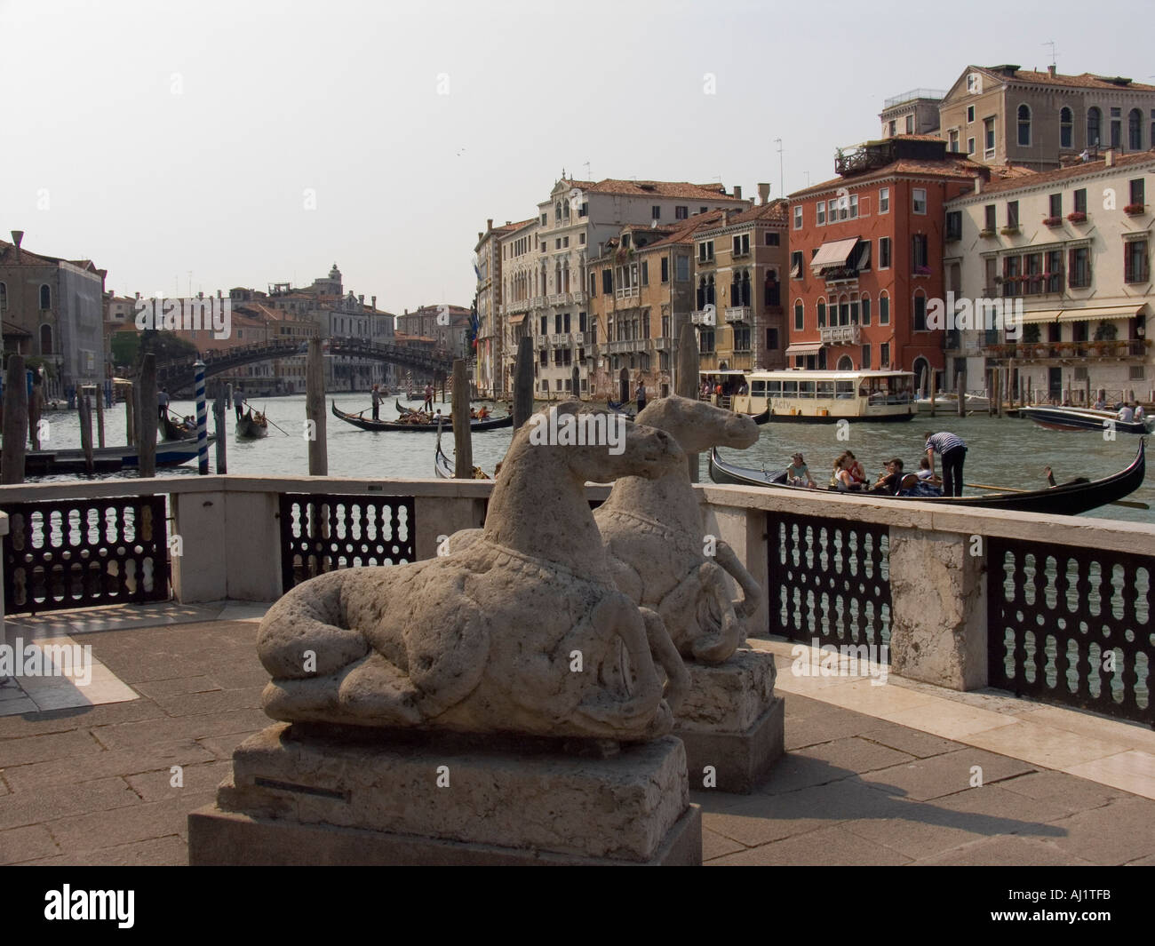 Deux chevaux en pierre au Palazzo Venier dei Leoni sur le Grand Canal et le milieu universitaire Bridge Venise Italie Banque D'Images