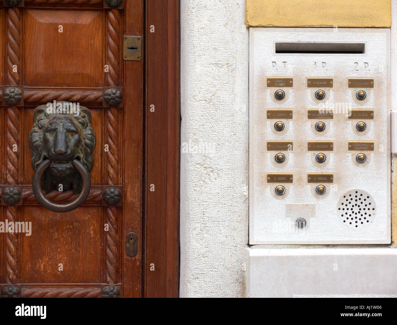 Grande tête de lion en bronze tirer l'anneau de porte d'entrée et  interphone touches sensitives avec bac de chargement au-dessus de Venise  Italie Photo Stock - Alamy