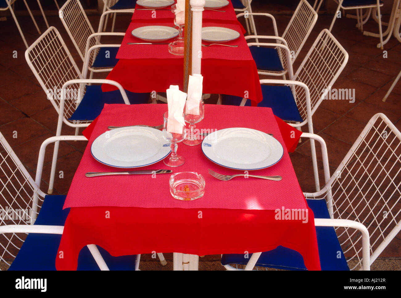 Deux tables de restaurant nappes blanches Banque de photographies et d ...