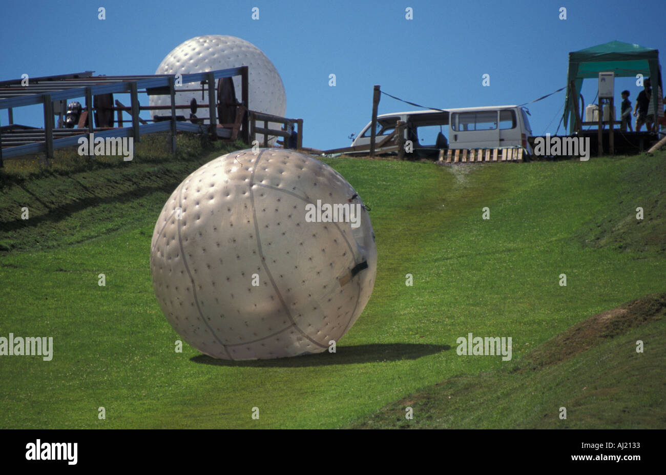 Le début d'un rouleau Zorb en bas d'une pente de la Nouvelle-Zélande Banque D'Images