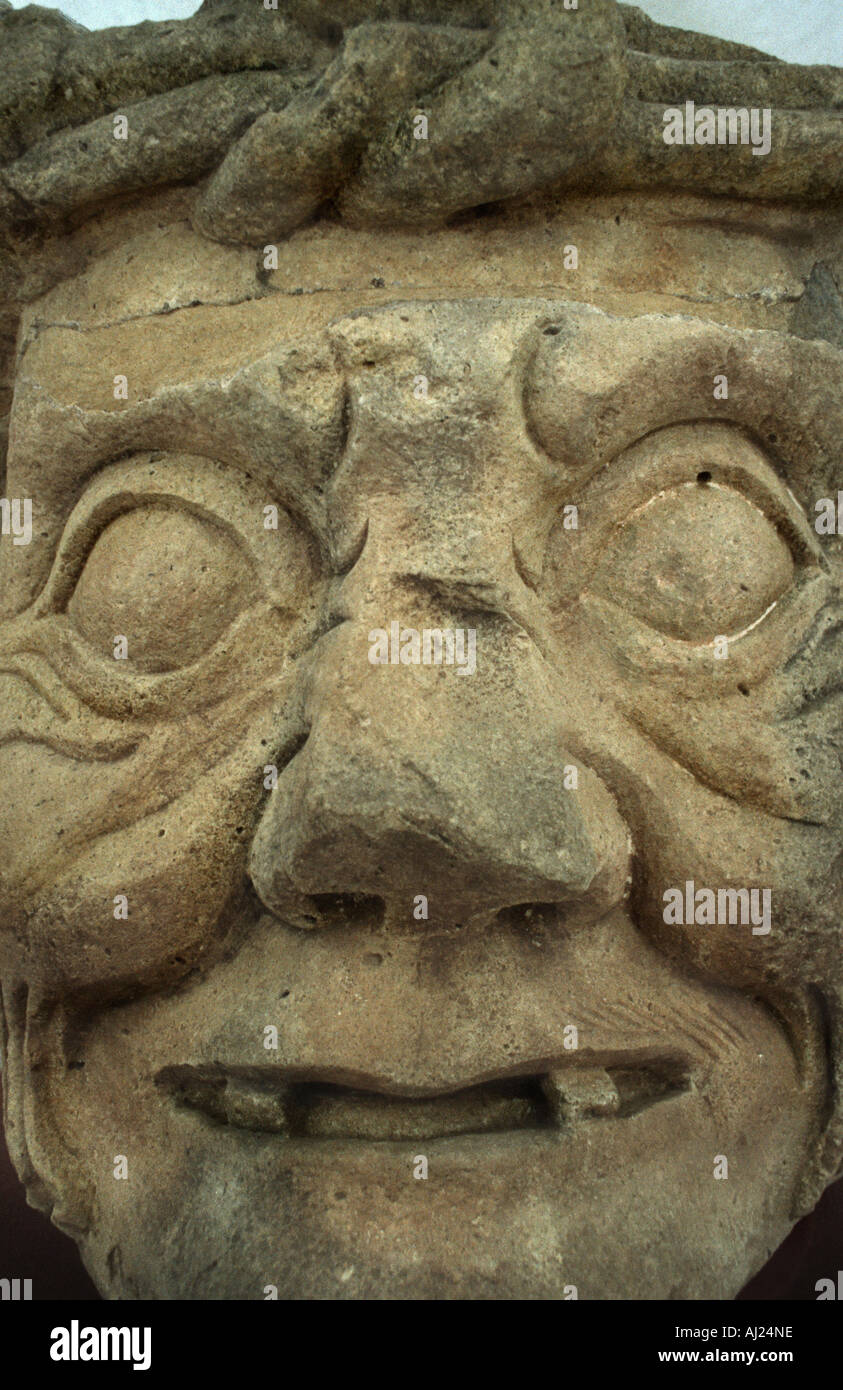 Sculptures sur pierre dans l'ancienne ville maya de Copan Honduras chef Pauahtun coin de struct 10L 11 Banque D'Images