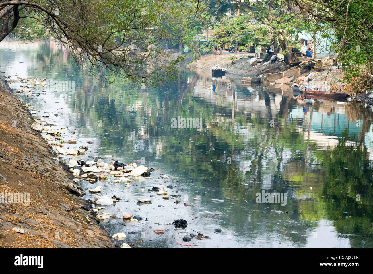Rivière polluée remplie de détritus de Jakarta, Indonésie Banque D'Images