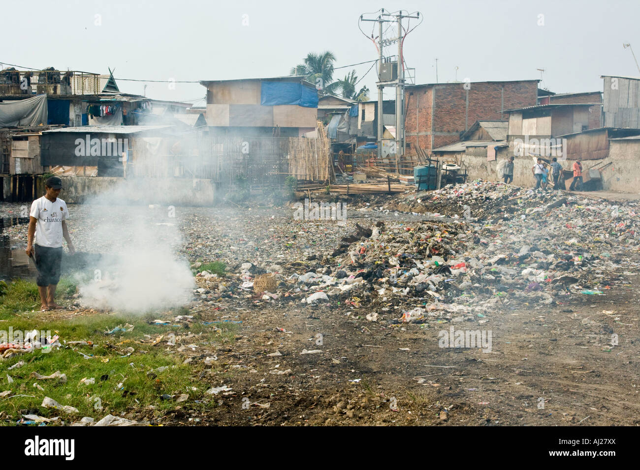 La combustion de déchets sur le tas d'ordures en bordure d'un quartier pauvre bidonville de Jakarta, Indonésie Banque D'Images