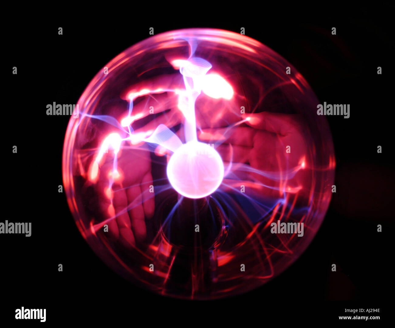 Les enfants s mains sur un plasma globe Banque D'Images