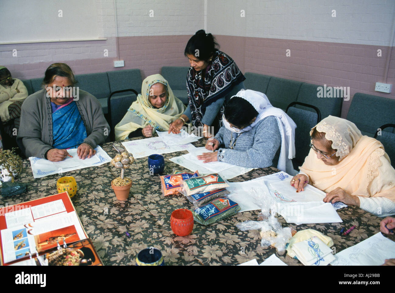 UK GLOUCESTER ALW nominés 2002 ANCIENS ASIATIQUES À HATHERLEY CENTRE DE JOUR Banque D'Images