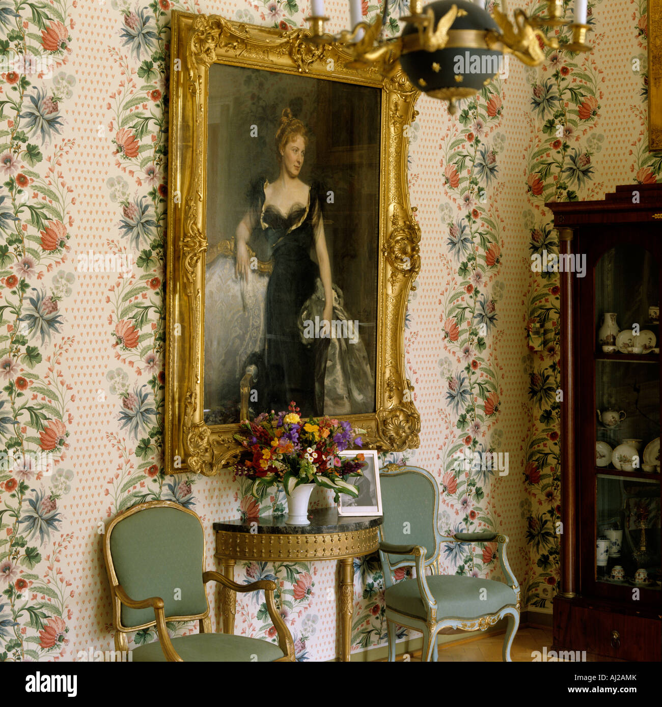 Peinture à l'huile ancestrale dans gild cadre dans le salon d'une demeure historique Banque D'Images