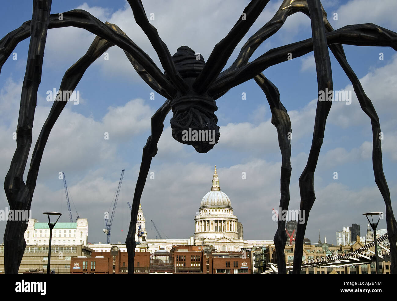 Sculpture d'Araignée de Louise Bourgeois à la Tate Modern Gallery de Londres, au-dessus des tours de la Cathédrale Saint Paul. Banque D'Images