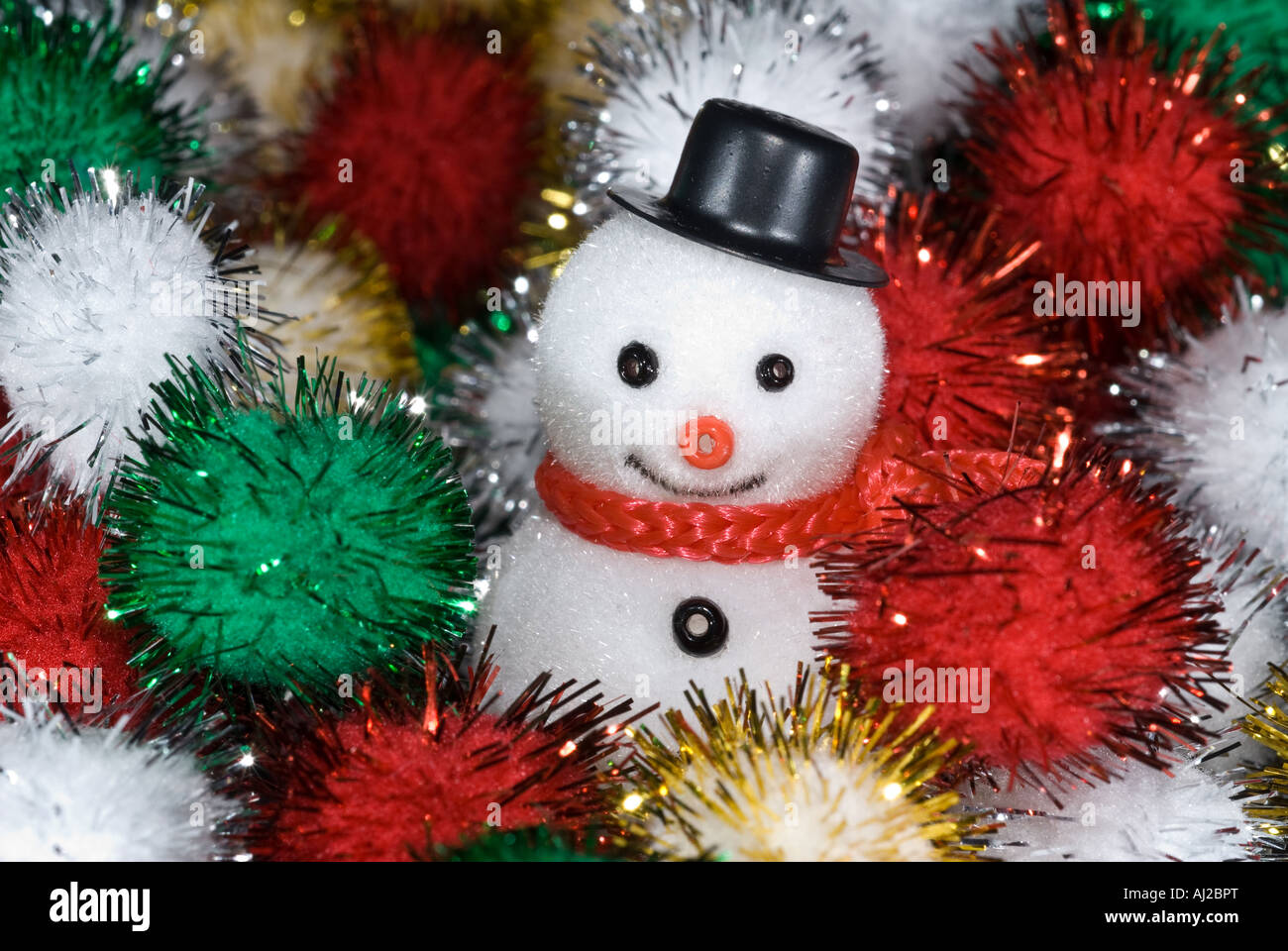 Le Snowman repose dans une boule de traction couleur attendent le jour de Noël Banque D'Images
