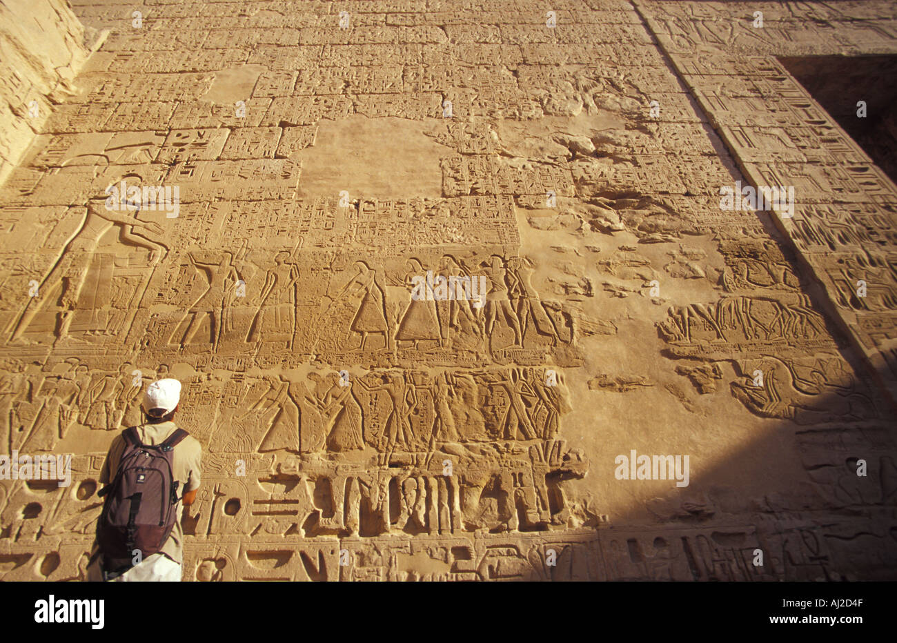 Une étude touristique de l'Ouest sur les murs de la Sculptures Medinat Habu Temple, Luxor rive ouest (Égypte) Banque D'Images