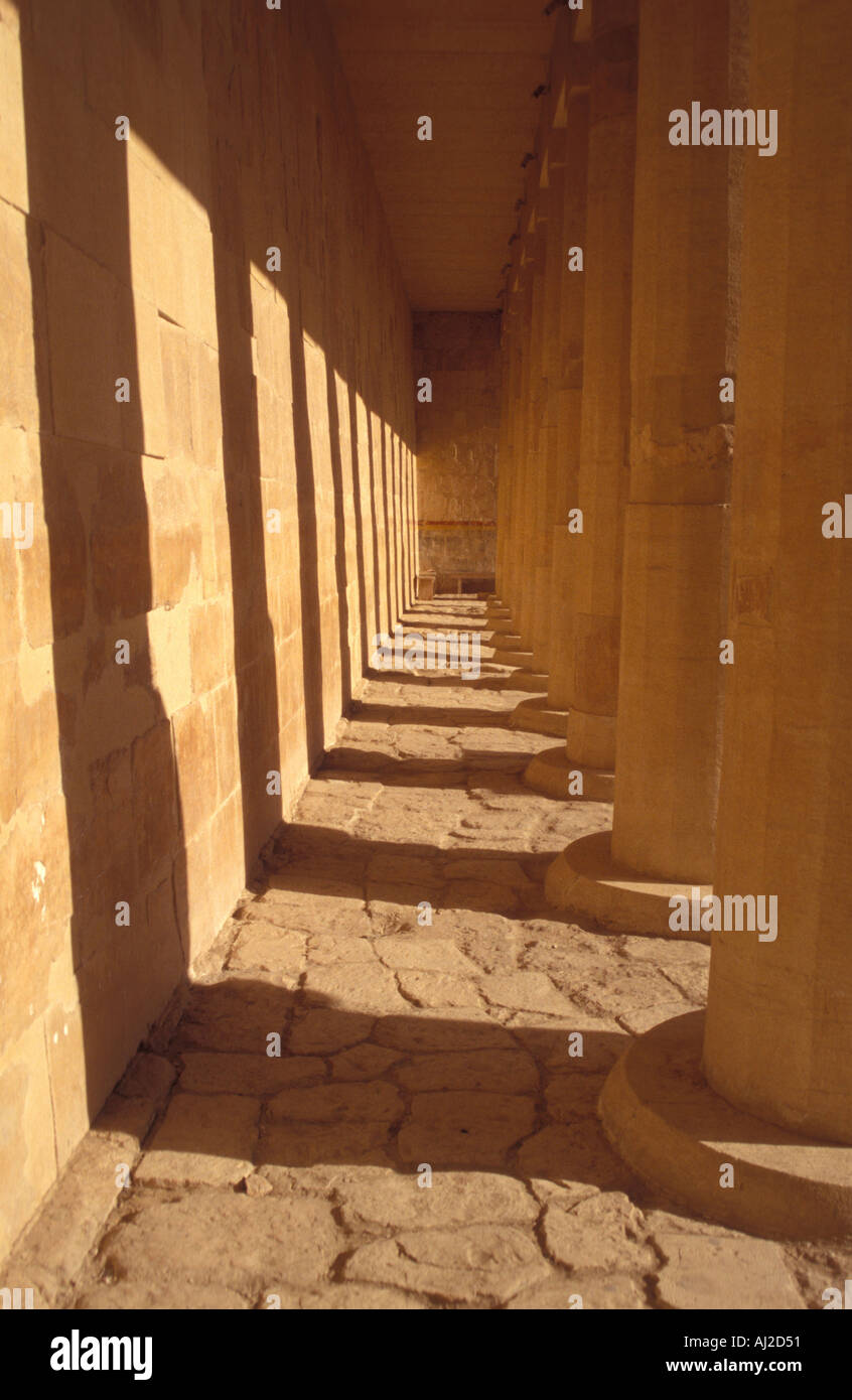 Ligne de colonnes dans le Temple de la reine Hatchepsout près de Louxor, Egypte Banque D'Images