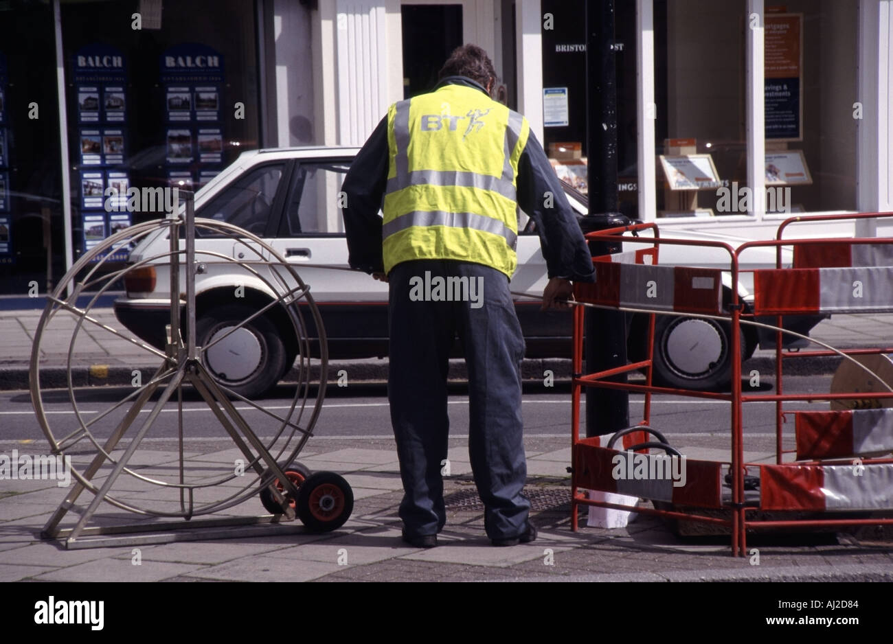 Chelmsford Essex travailleur BT travaillant sur des travaux de pose de câbles à côté de la chaussée avec trou d'ouvrir les barrières de sécurité Banque D'Images