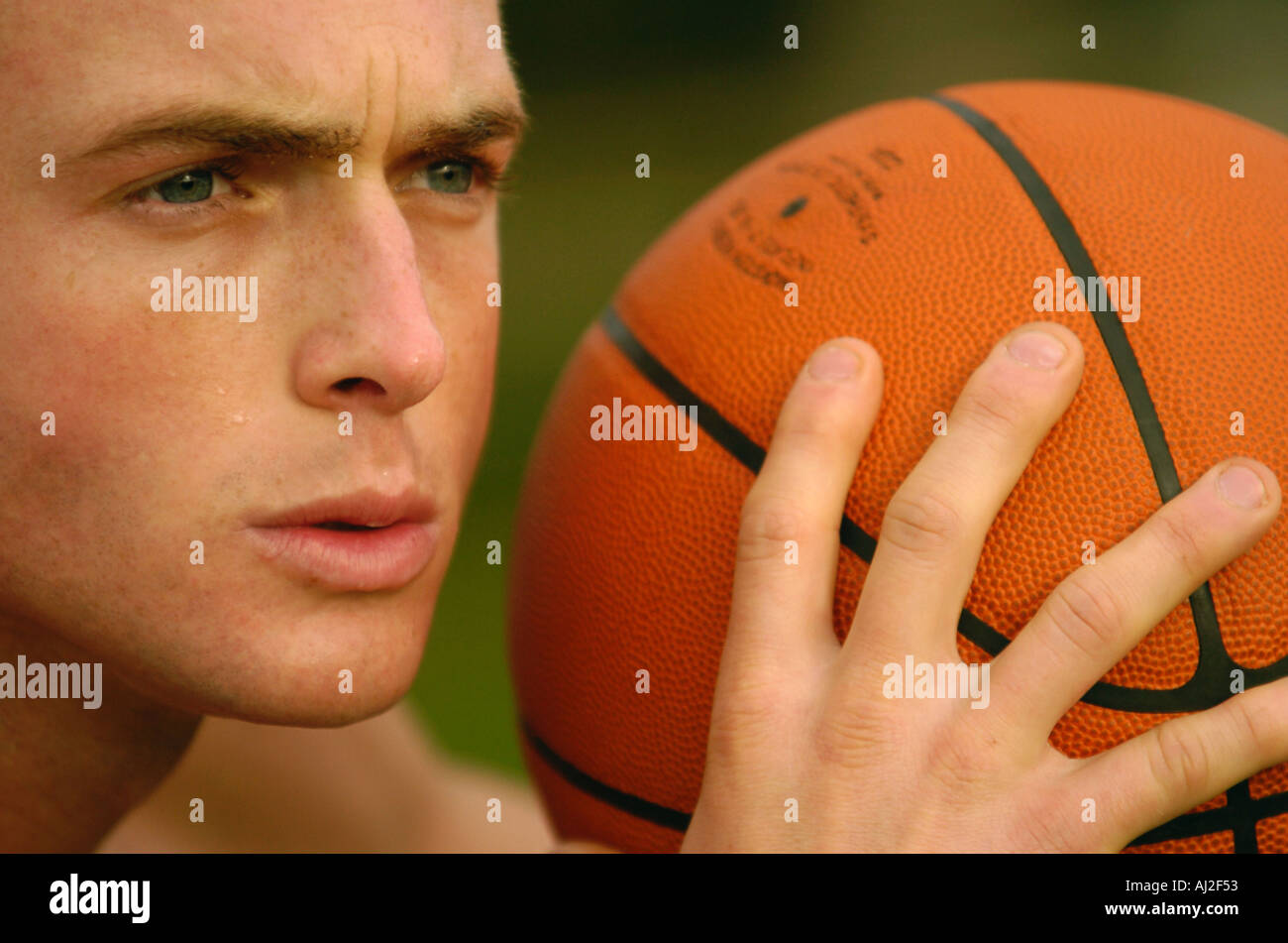 Un homme jouant au basket-ball dans un parc Banque D'Images