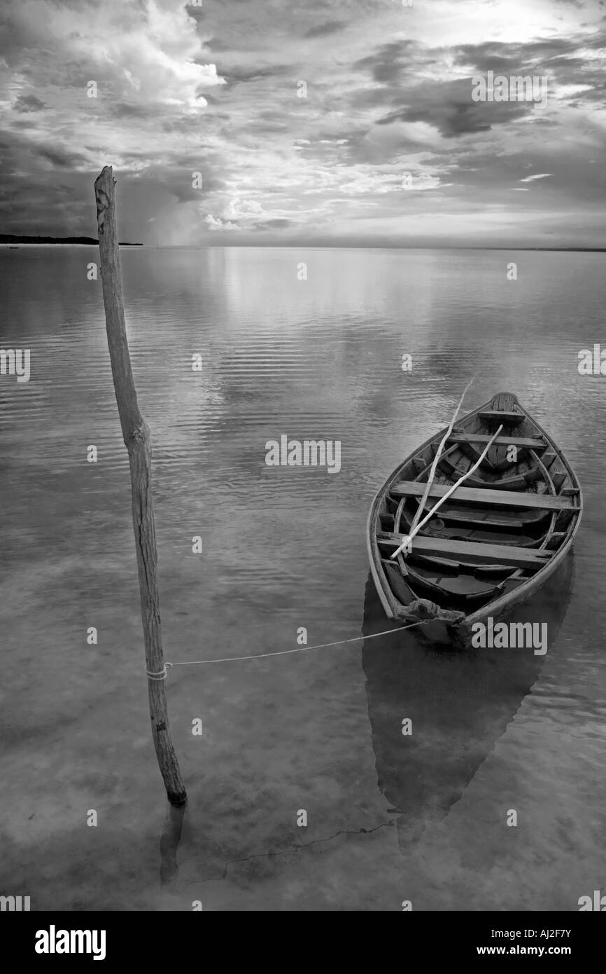 Canot creusé utilisé par les pêcheurs locaux s'arrêta sur les rives du Rio Tarajos, un affluent du fleuve Amazone, au coucher du soleil Banque D'Images