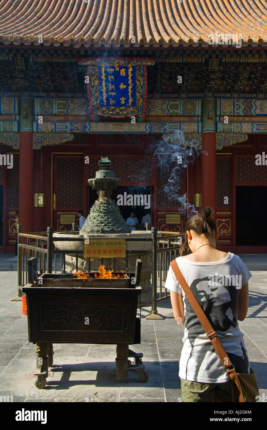 Les gens priant devant un brûleur d'encens, Yonghe Gong, Lama Temple Bouddhiste Tibétain, Beijing, Chine Banque D'Images