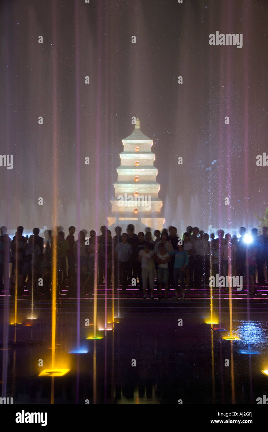 Une fois que de l'eau nuit spectacle au Big Goose Pagoda Park, construit en 652 par l'Empereur Gaozong, la ville de Xian, Province du Shaanxi, Chine Banque D'Images