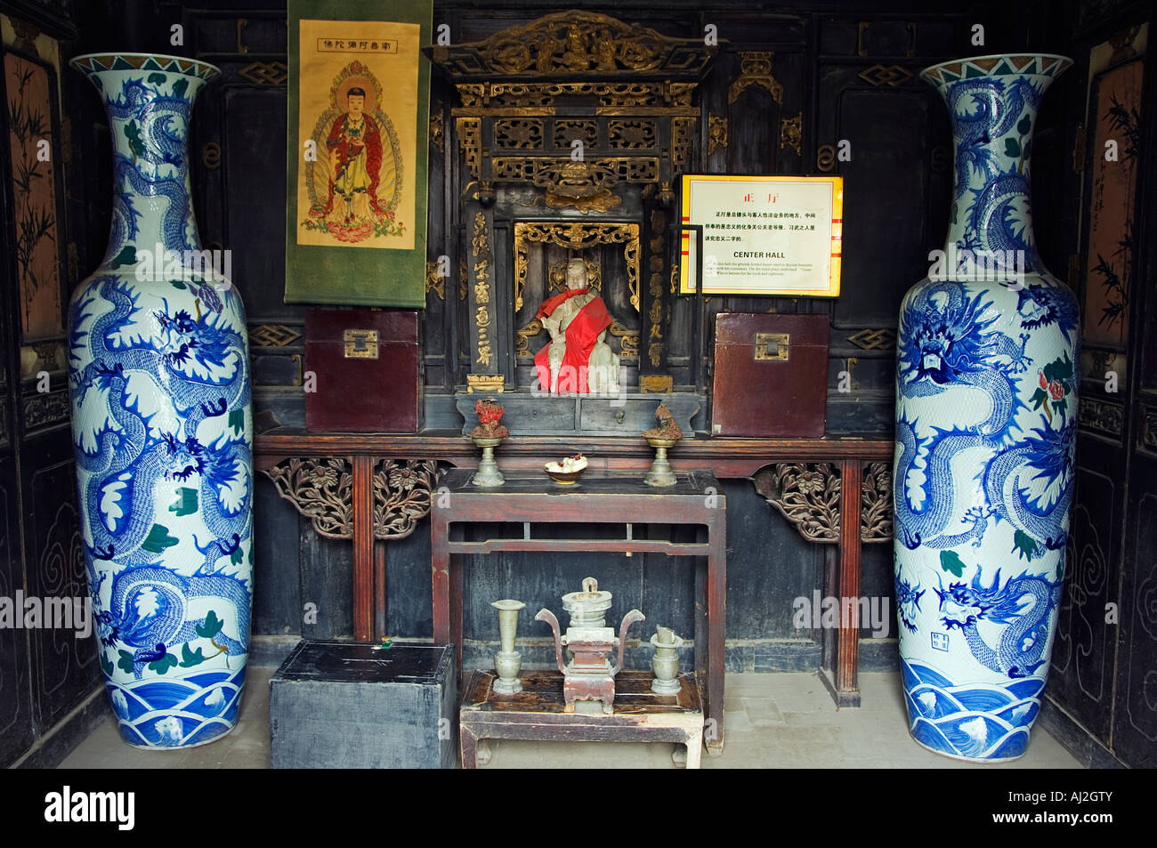 Vase Ming et statues de Bouddha, Musée de la première agence d'escortes armées, Pingyao City, province du Shaanxi, Chine Banque D'Images
