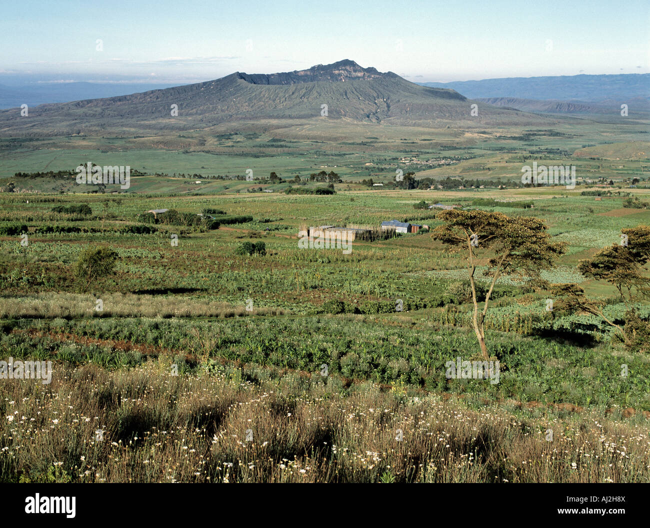 Le mont Longonot, un volcan endormi, allongé sur le sol de l'Afrique du Grand Rift du Valleywith-Kikuyu des exploitations agricoles familiales en premier plan Banque D'Images