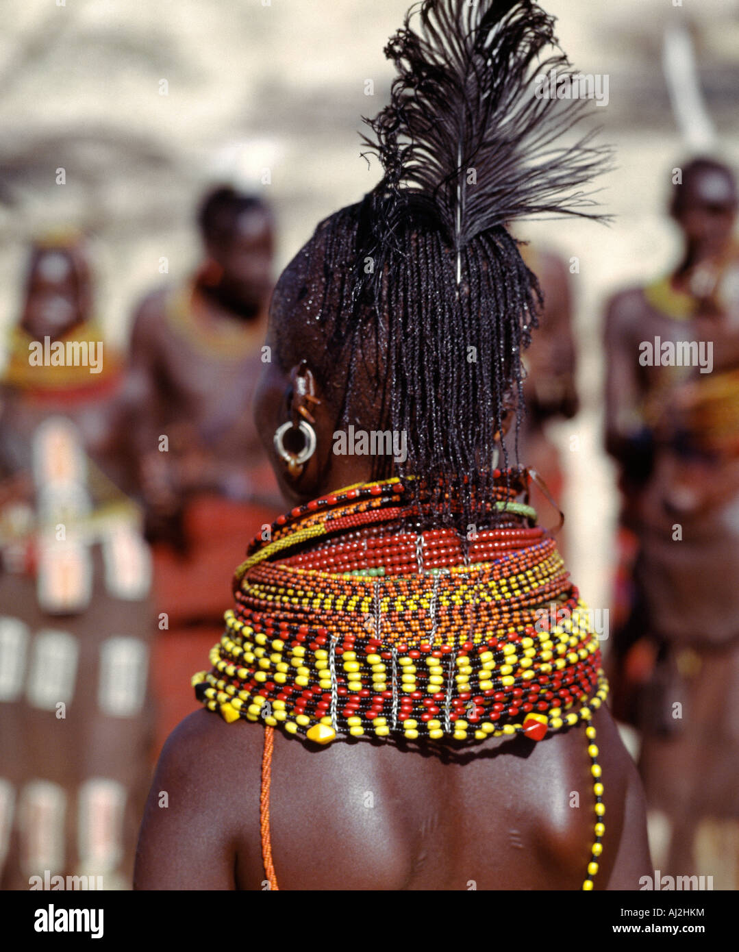 Une femme Turkana de tresses, porter des colliers de perles et plumes  d'autruche noir dans la tenue typique de Turkana Photo Stock - Alamy