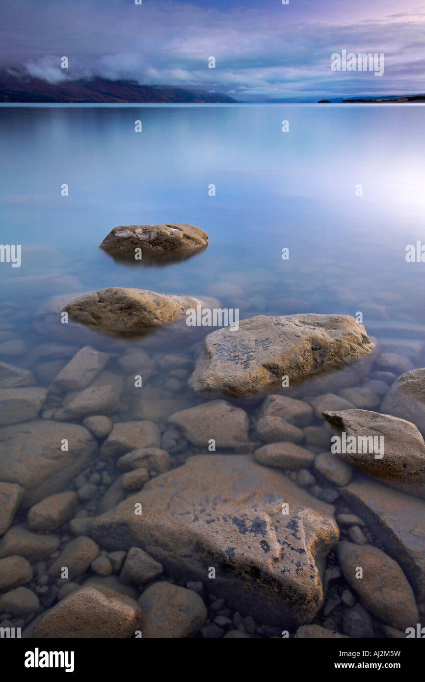 Lac Pukaki sur un matin bleu, île du Sud, Nouvelle-Zélande Banque D'Images
