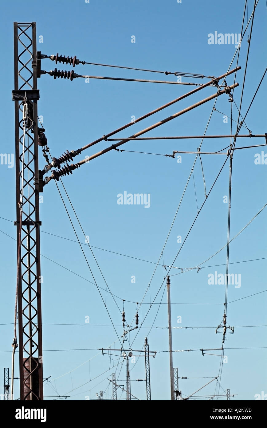 Pylône de fer électrique et les câbles aériens fournissant de l'électricité aux trains Banque D'Images