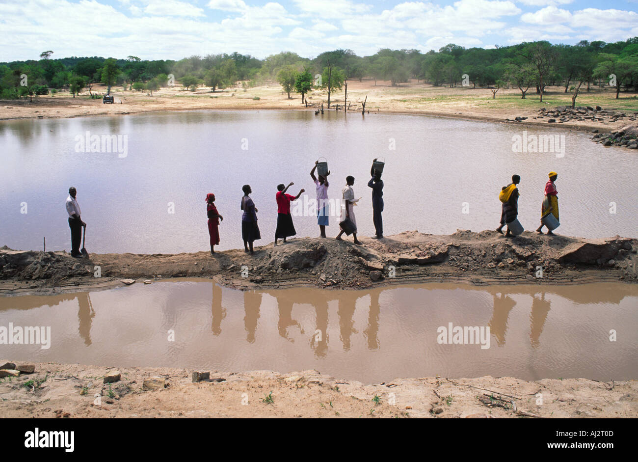 Les sections locales sur un projet communautaire de construction de barrages pour la conservation de l'eau, près de Binga, au Zimbabwe Banque D'Images
