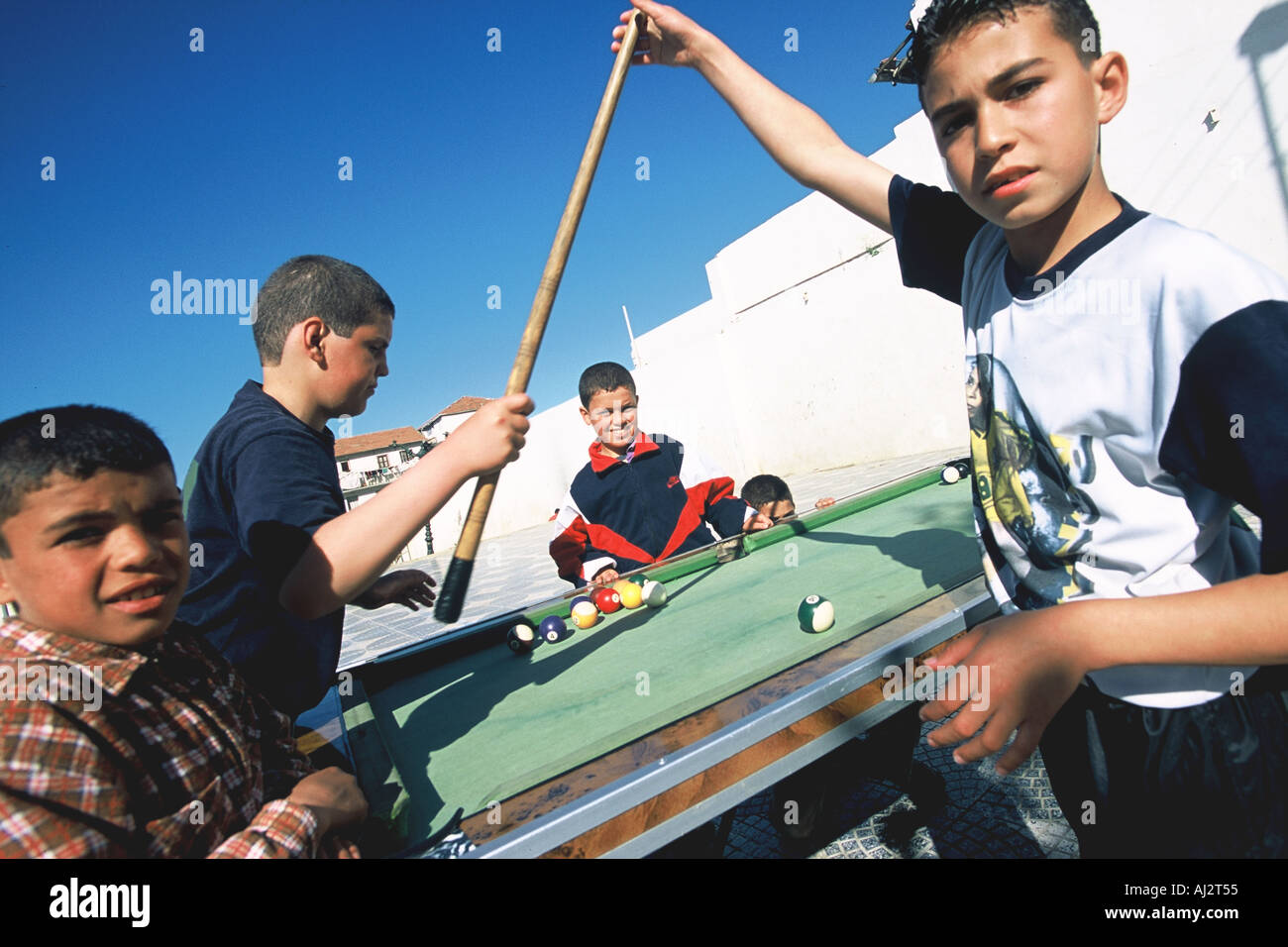 Les garçons d'Alger en jouant au billard dans le quartier Belcourt Photo  Stock - Alamy