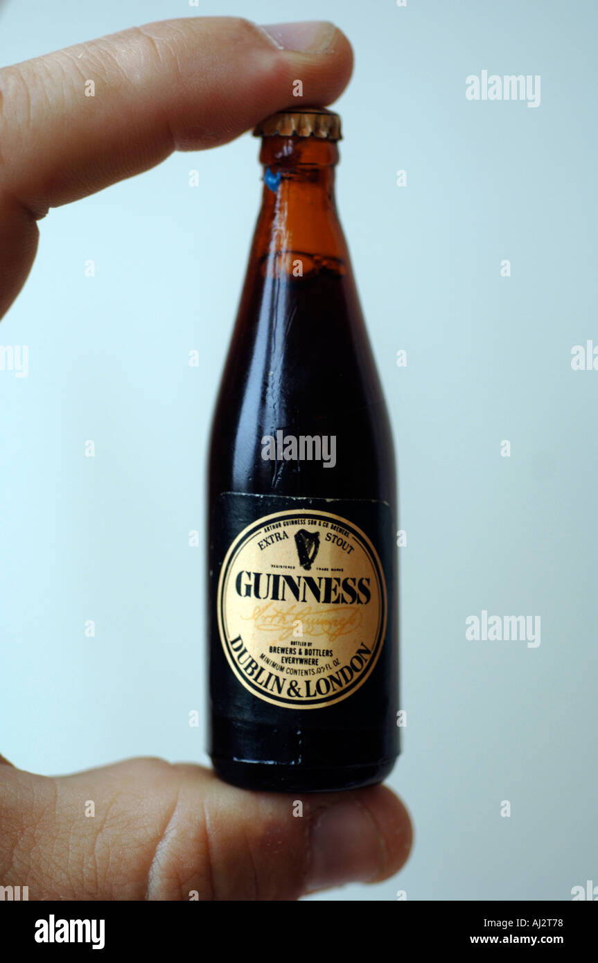 Une bouteille miniature de Guinness Banque D'Images