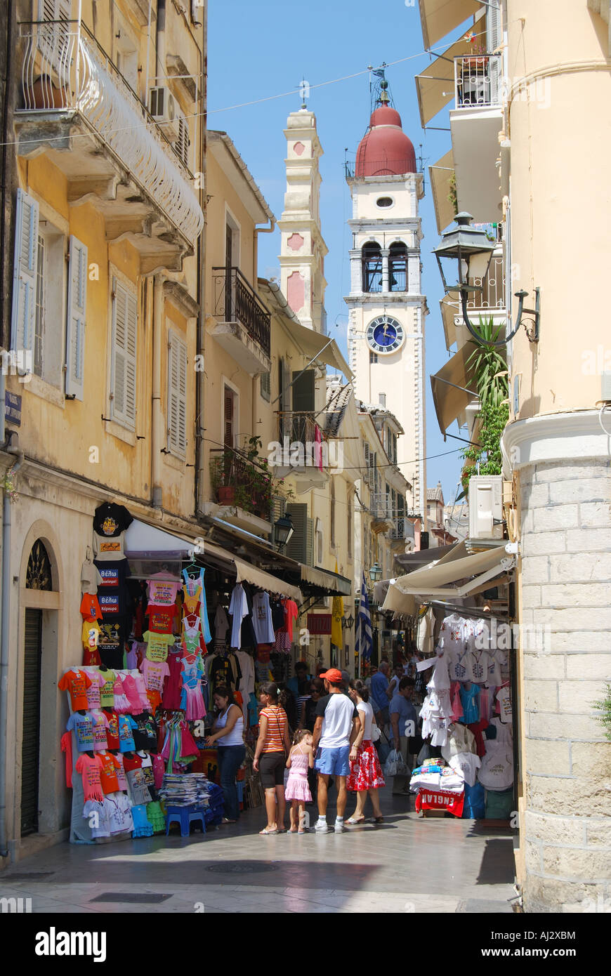 Rue étroite indiquant Agios Spyridon Clocher de l'Église, la vieille ville de Corfou, Kerkyra, Corfou, îles Ioniennes, Grèce Banque D'Images