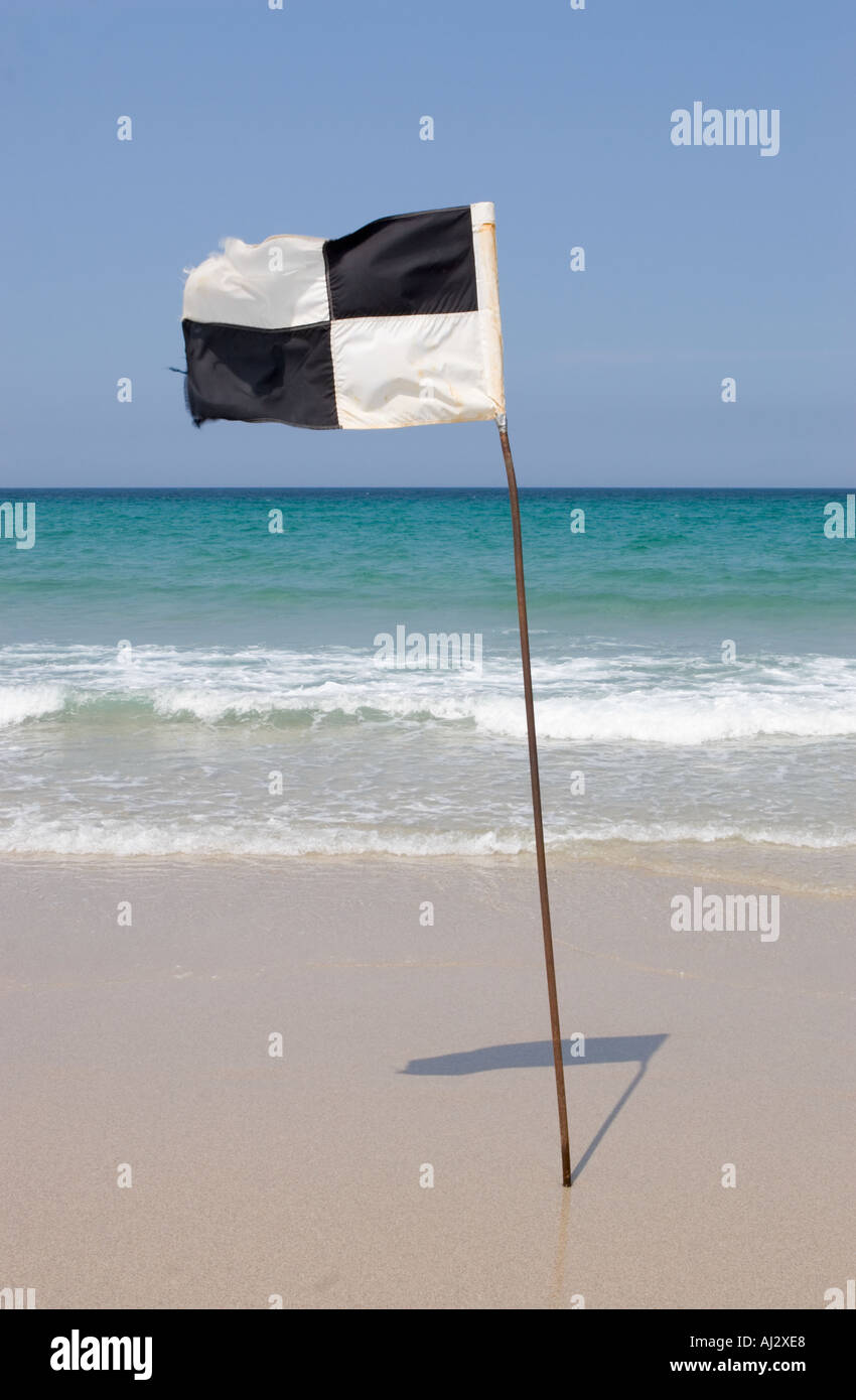 Un drapeau de sécurité noir et blanc flottant au vent sur la plage de Sennen Cornwall UK lors d'une journée ensoleillée en juin 2005 Banque D'Images