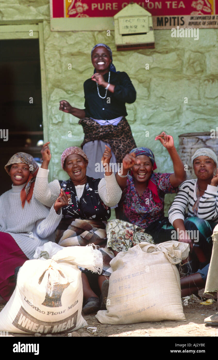 Les femmes célébrant le don de l'Union européenne a fait don de l'aide alimentaire pour leur communauté pendant une période de sécheresse. Quachas Nek, Lesotho. Banque D'Images
