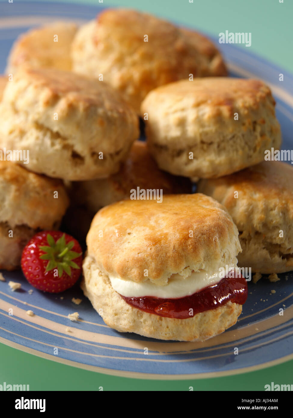 Des scones et de la crème avec le contre-pile Banque D'Images