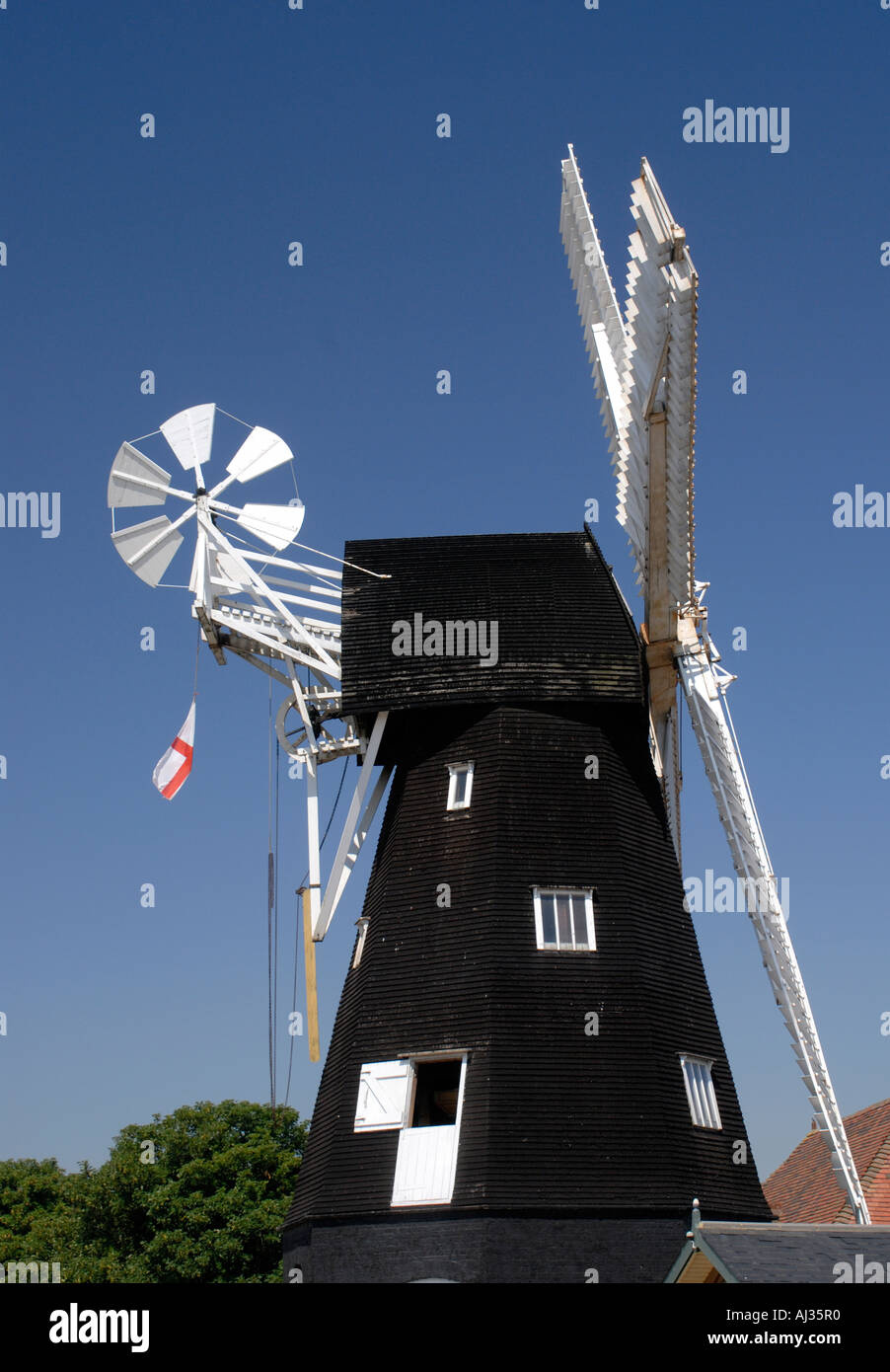 Sarre Moulin goudronné noir qui n'est monté à bord météo smock mill à Sarre a un blanc et sweeps fantail Banque D'Images