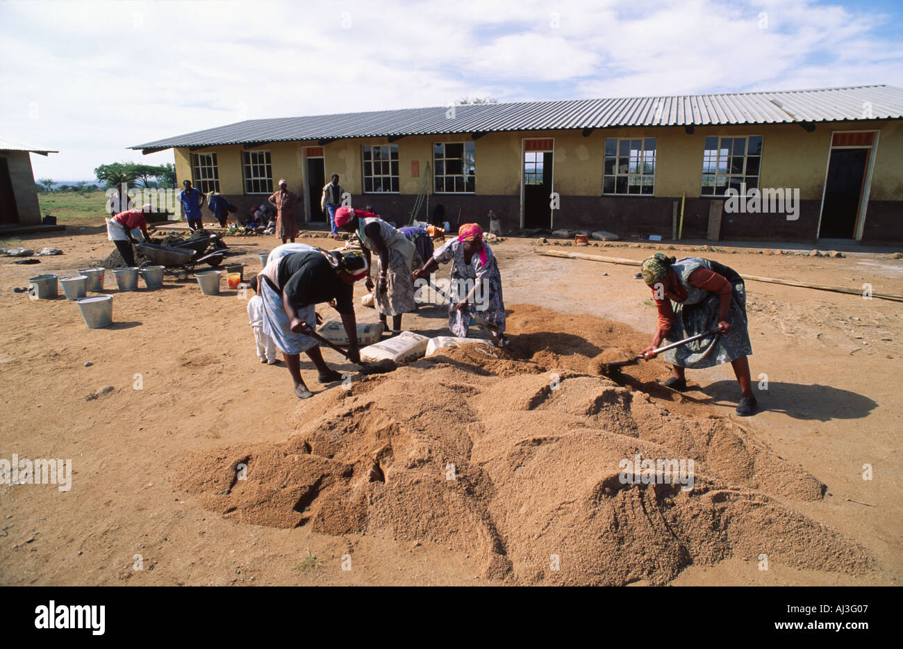 Dans le cadre d'un projet communautaire, les femmes mélangent du ciment pour la construction d'une nouvelle école.ESwatini (Swaziland) Banque D'Images