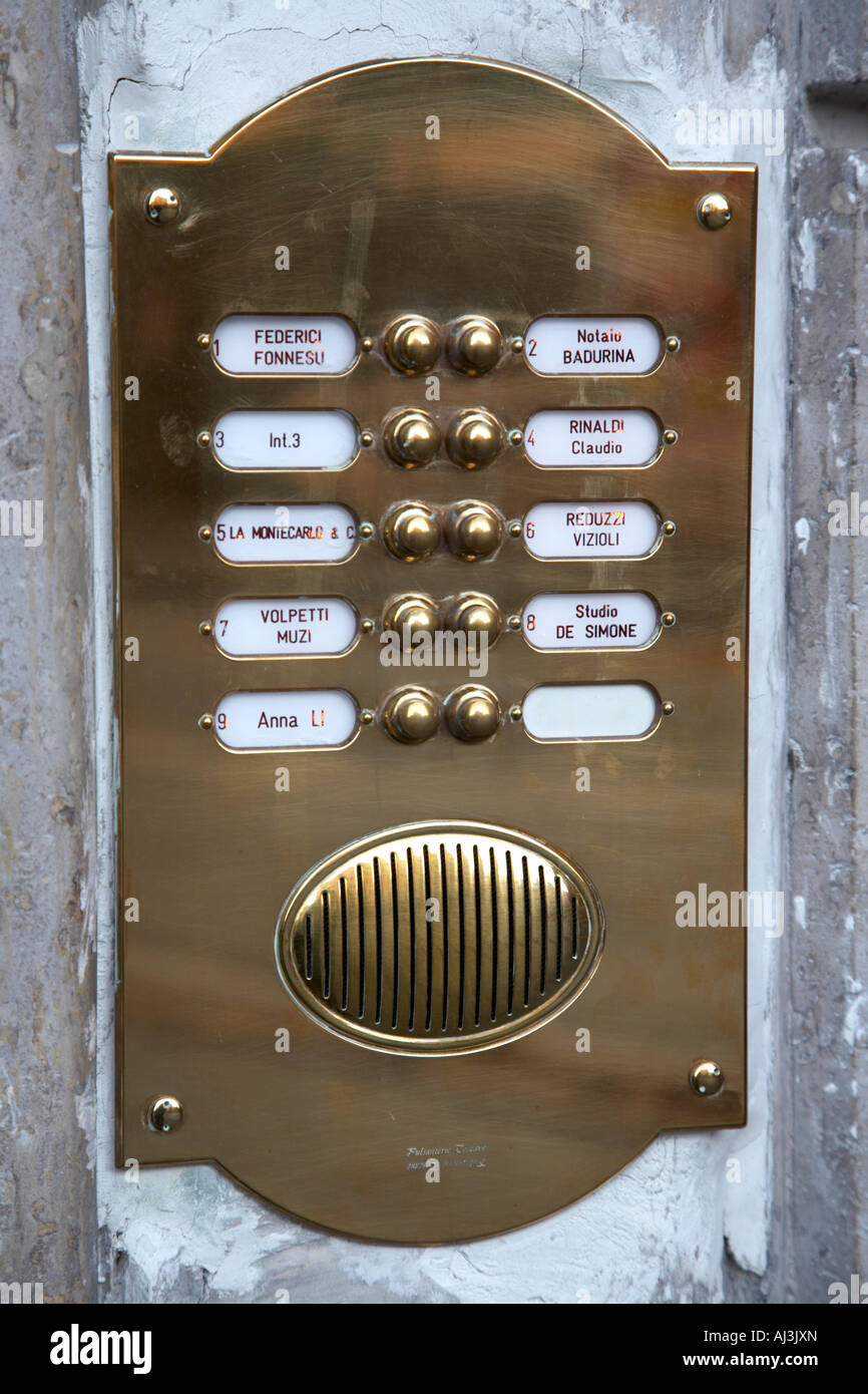 Plaques couleur laiton avec boutons d'interphone pour un immeuble dans quartier historique de Rome Rome Lazio Italie Banque D'Images
