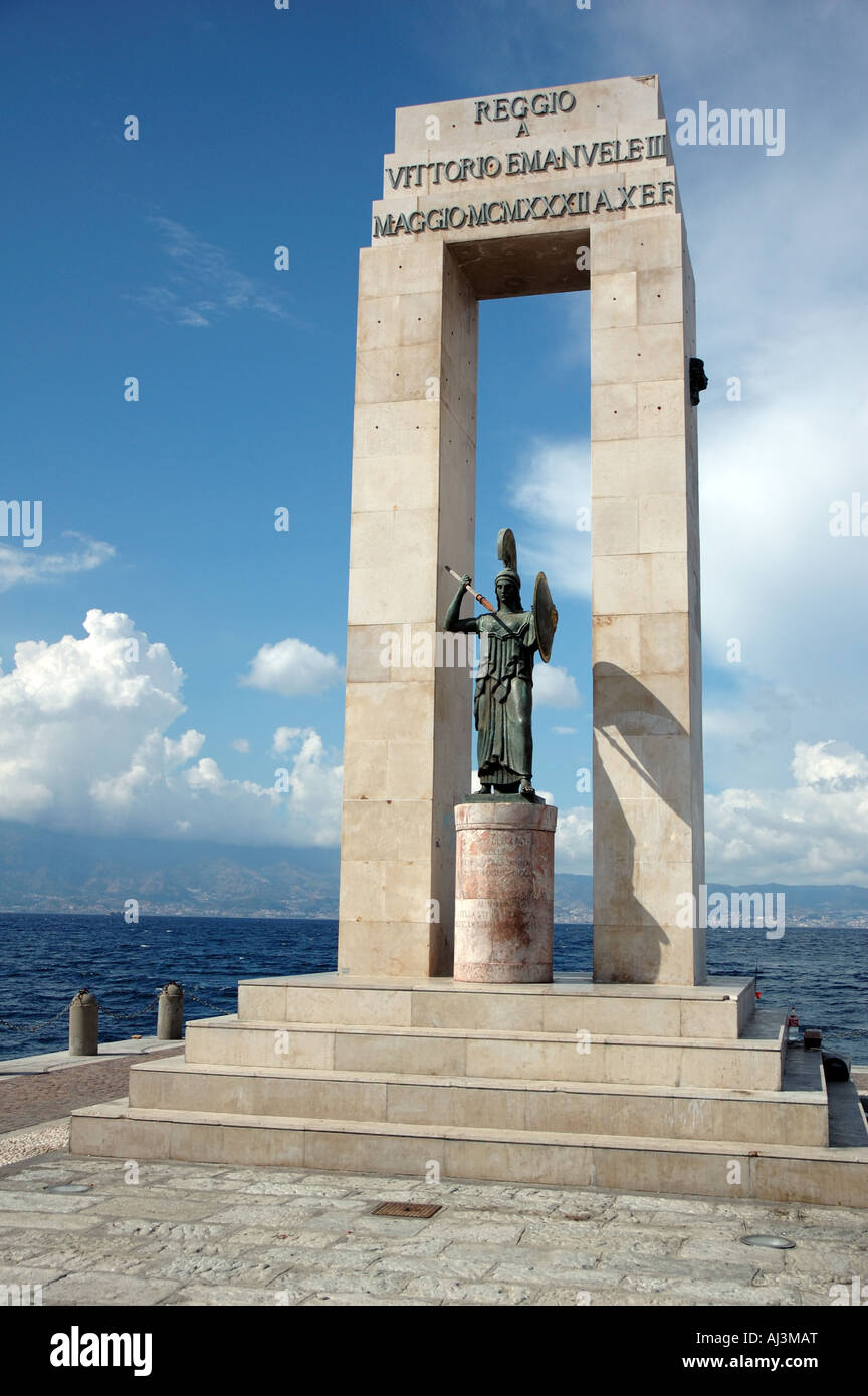 Statue de la déesse Athéna au détroit Arena sur la Via Marina, Reggio di Calabria, Italie Banque D'Images
