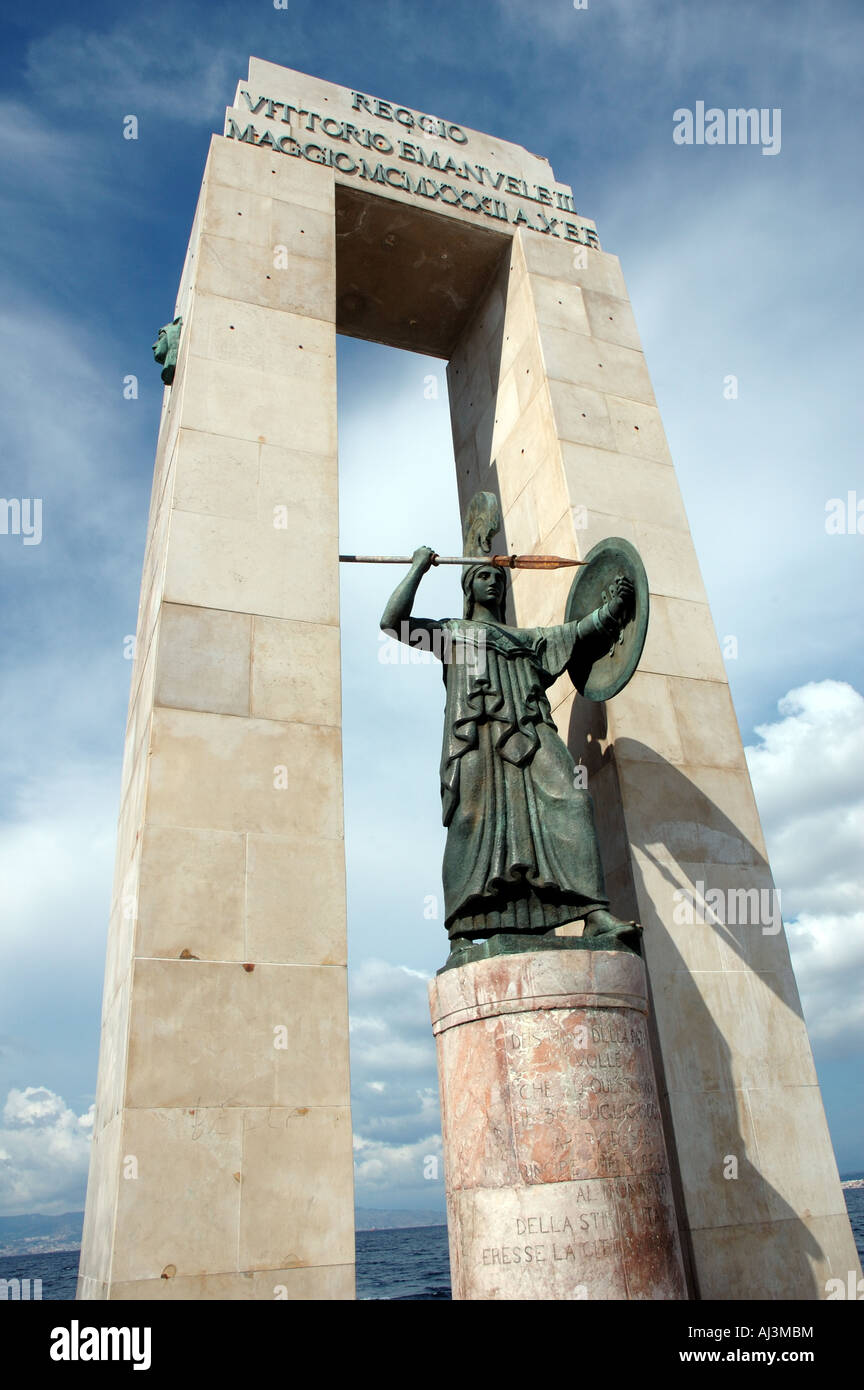Statue de la déesse Athéna au détroit Arena sur la Via Marina, Reggio di Calabria, Italie Banque D'Images