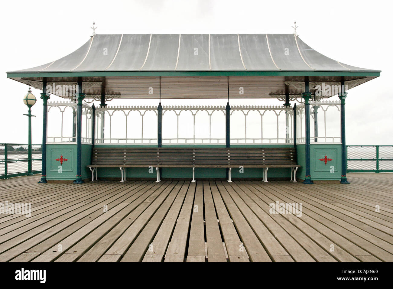 Pier bâtiment au bout d'une jetée victorienne surplombant la mer Banque D'Images