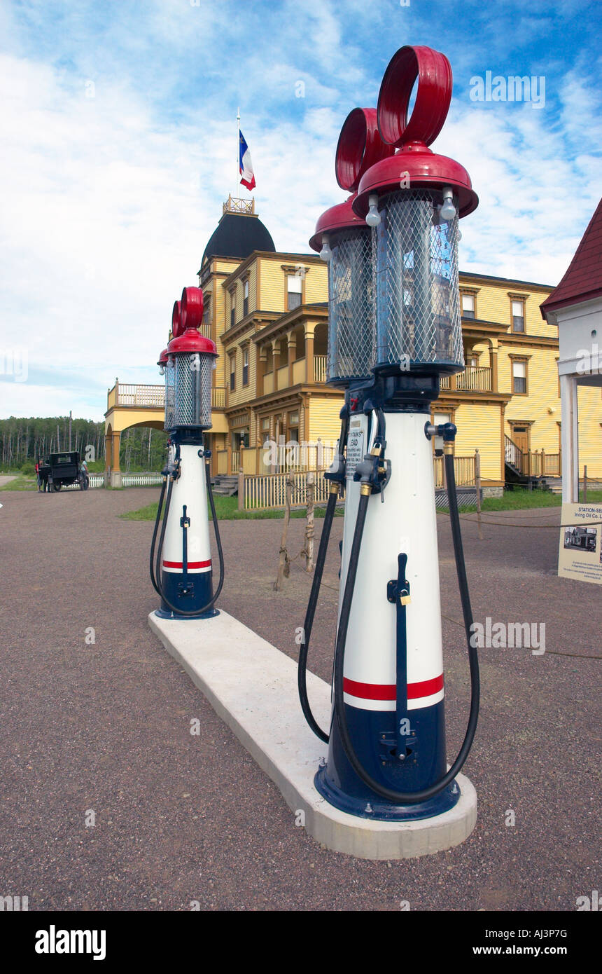 Vieilles pompes à essence par gravité dans le Village historique acadien de Caraquet Musée du Nouveau-Brunswick Canada Banque D'Images