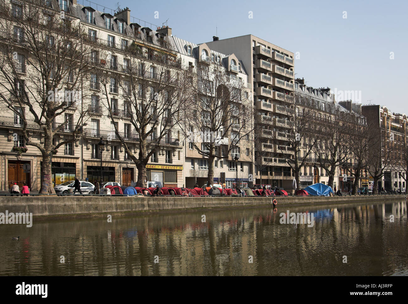 Canal St Martin ville de tentes des sans-abri à Paris, France Banque D'Images
