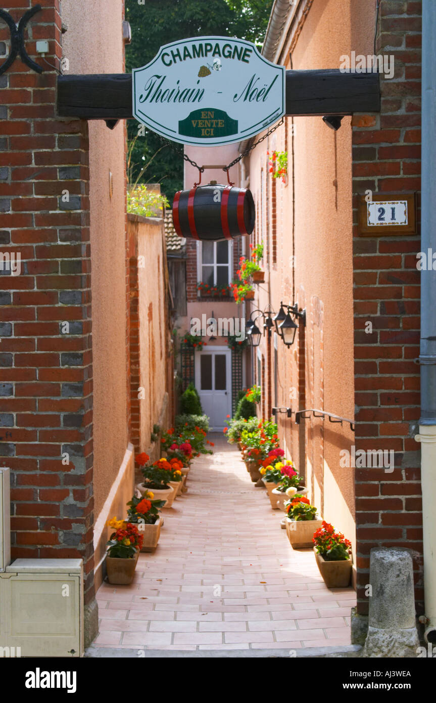 Une petite ruelle dans le village décoré de fleurs colorées et un panneau disant Champagne Thoirain-Noel et le nombre 21, le village d'Hautvillers dans la vallée de la Marne, Champagne, Marne, Ardennes, France Banque D'Images
