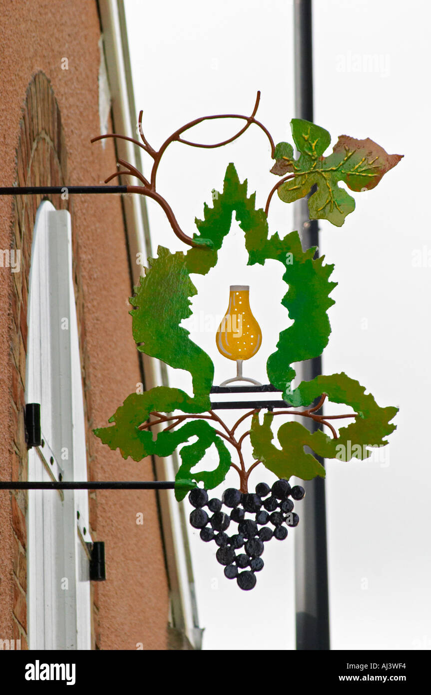Une enseigne peinte en fer forgé qui illustre le thème de la production de vin et champagne : une feuille de vigne stylisée et avec un verre de vin et une grappe de raisins, le village d'Hautvillers dans la vallée de la Marne, Champagne, Marne, Ardennes, France Banque D'Images