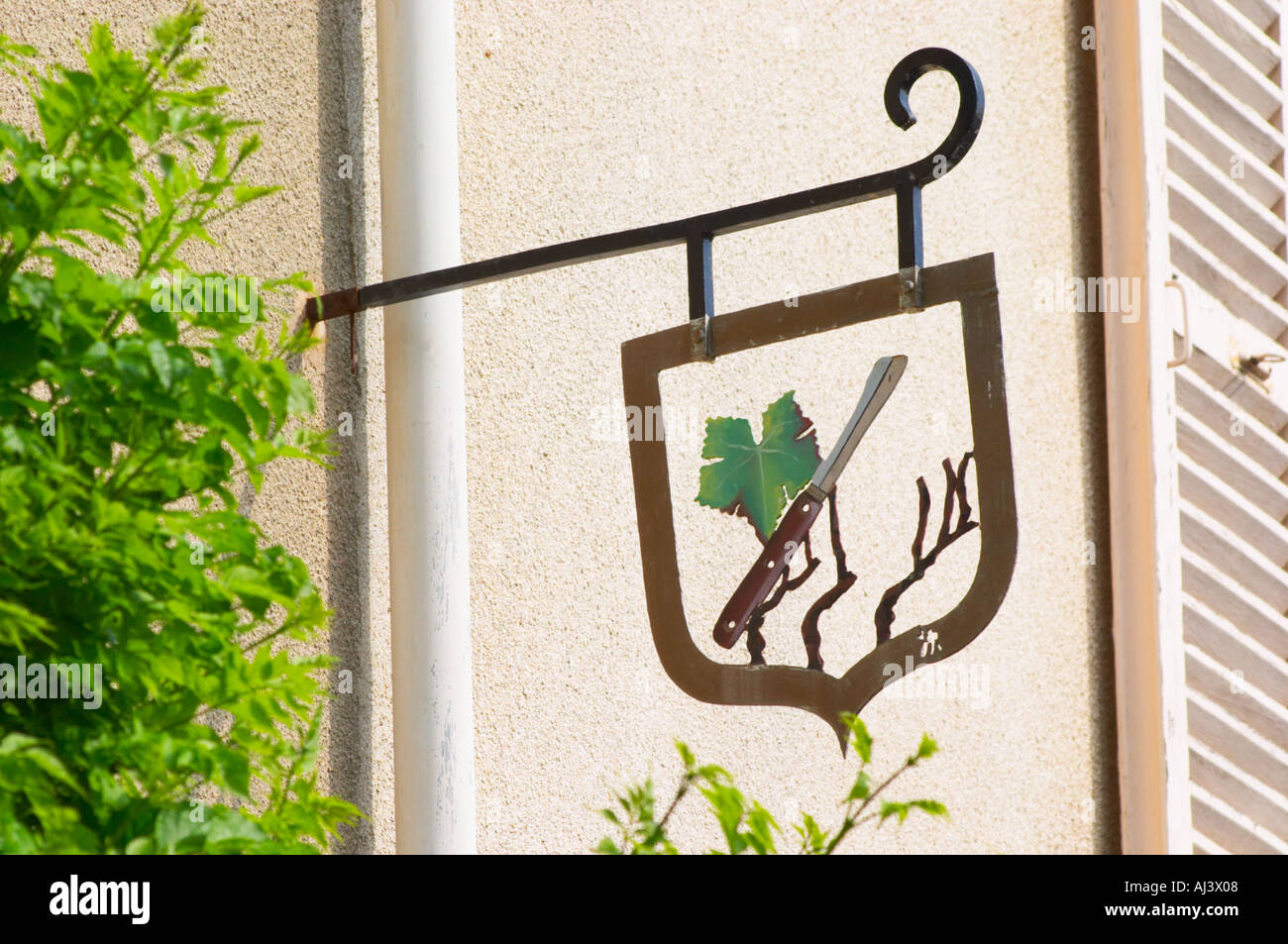 Une enseigne peinte en fer forgé qui illustre le thème de la production de vin et champagne : une feuille de vigne vigne et de couteau pour faire l'élagage, le village d'Hautvillers dans la vallée de la Marne, Champagne, Marne, Ardennes, France Banque D'Images