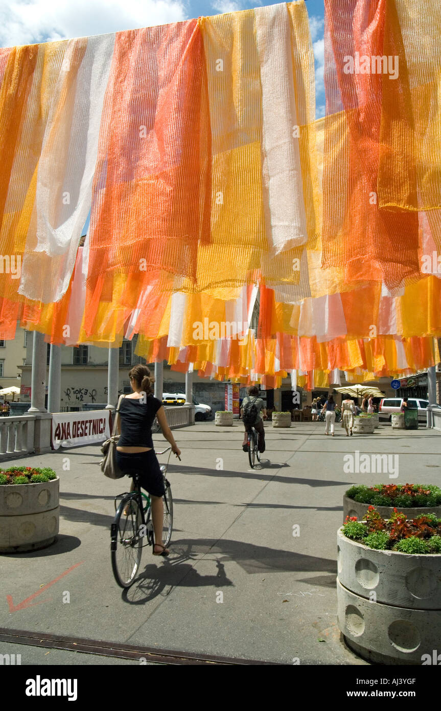 Une installation d'art performance colorés sur des cordonniers Bridge dans le centre de Ljubljana, Slovénie Banque D'Images