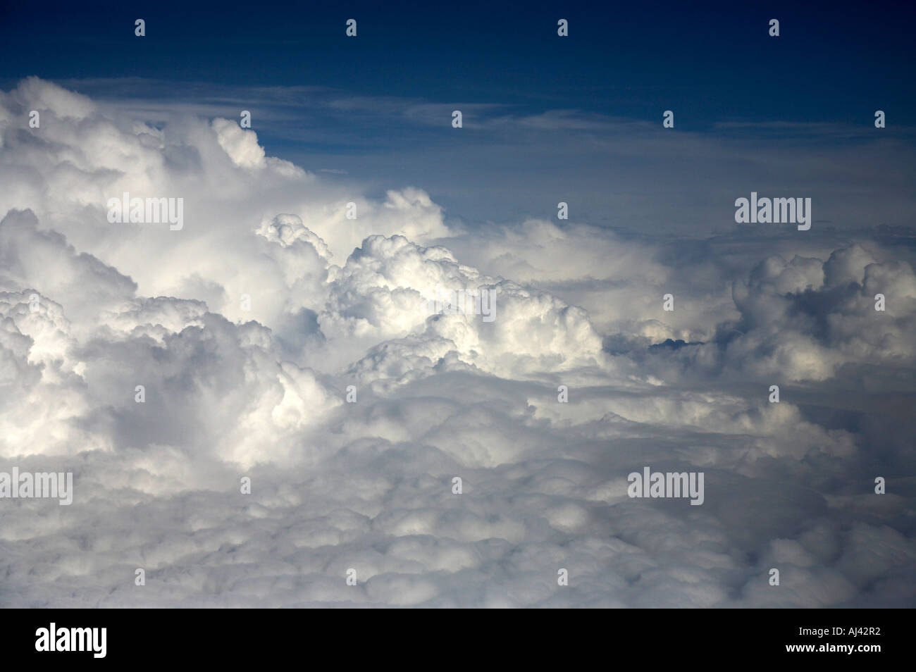 À travers les nuages une vitre passager d'un avion à réaction Banque D'Images