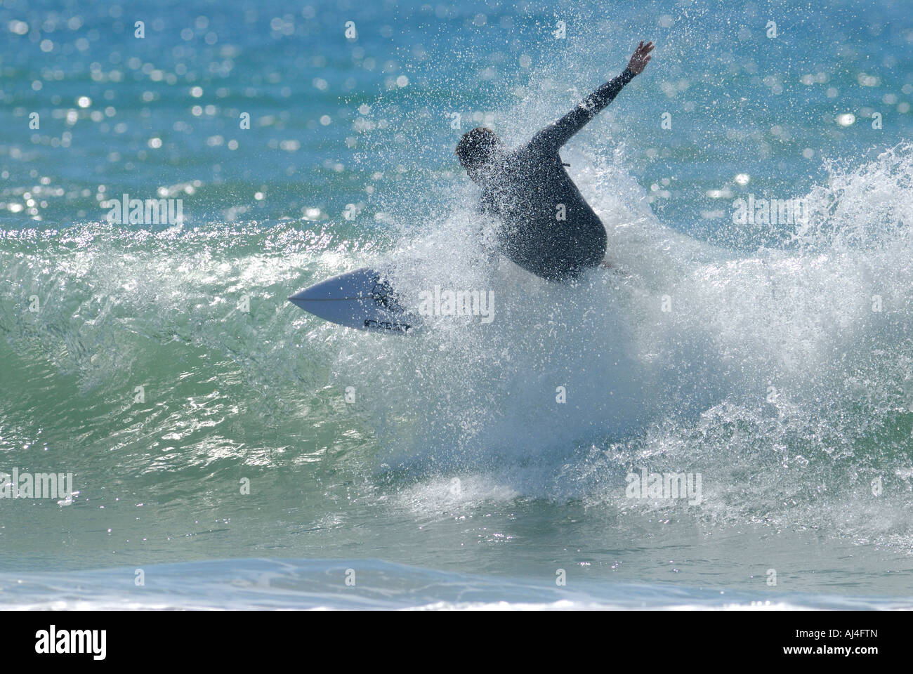 Sculpture de surfer sur la lèvre de la vague Photo Stock - Alamy