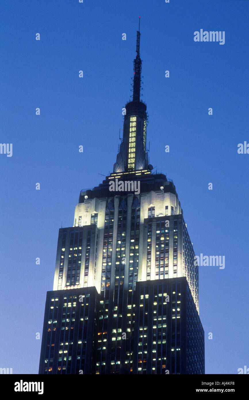 Empire State Building Top, Art déco, New York City la nuit. Vue aérienne rapprochée ou rapprochée du gratte-ciel avec lumières blanches. Horizon de New York. ÉTATS-UNIS Banque D'Images