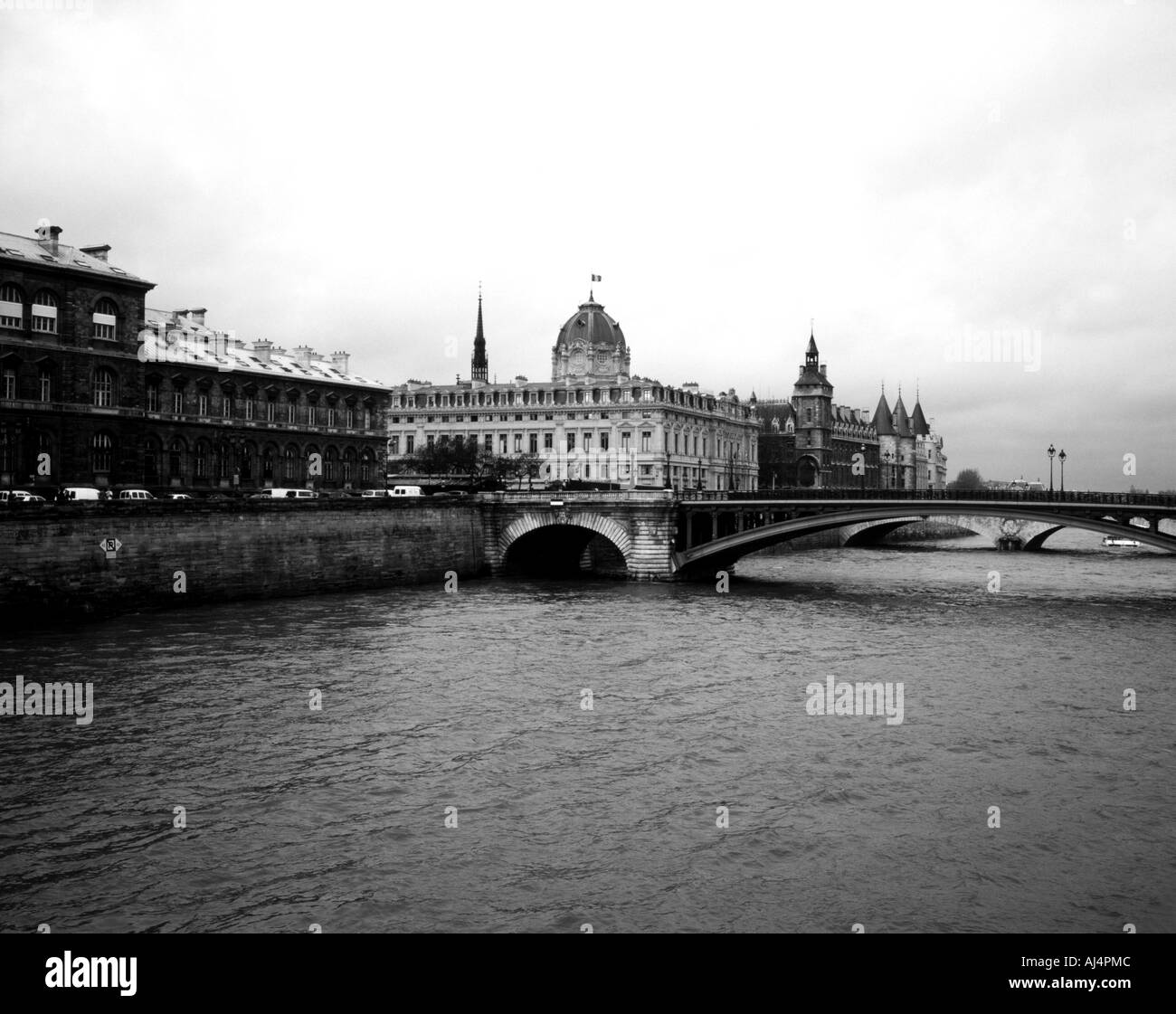 Pont Notre Dame Pont, Droit du commerce électronique et de la Cour de la Conciergerie Paris France Banque D'Images