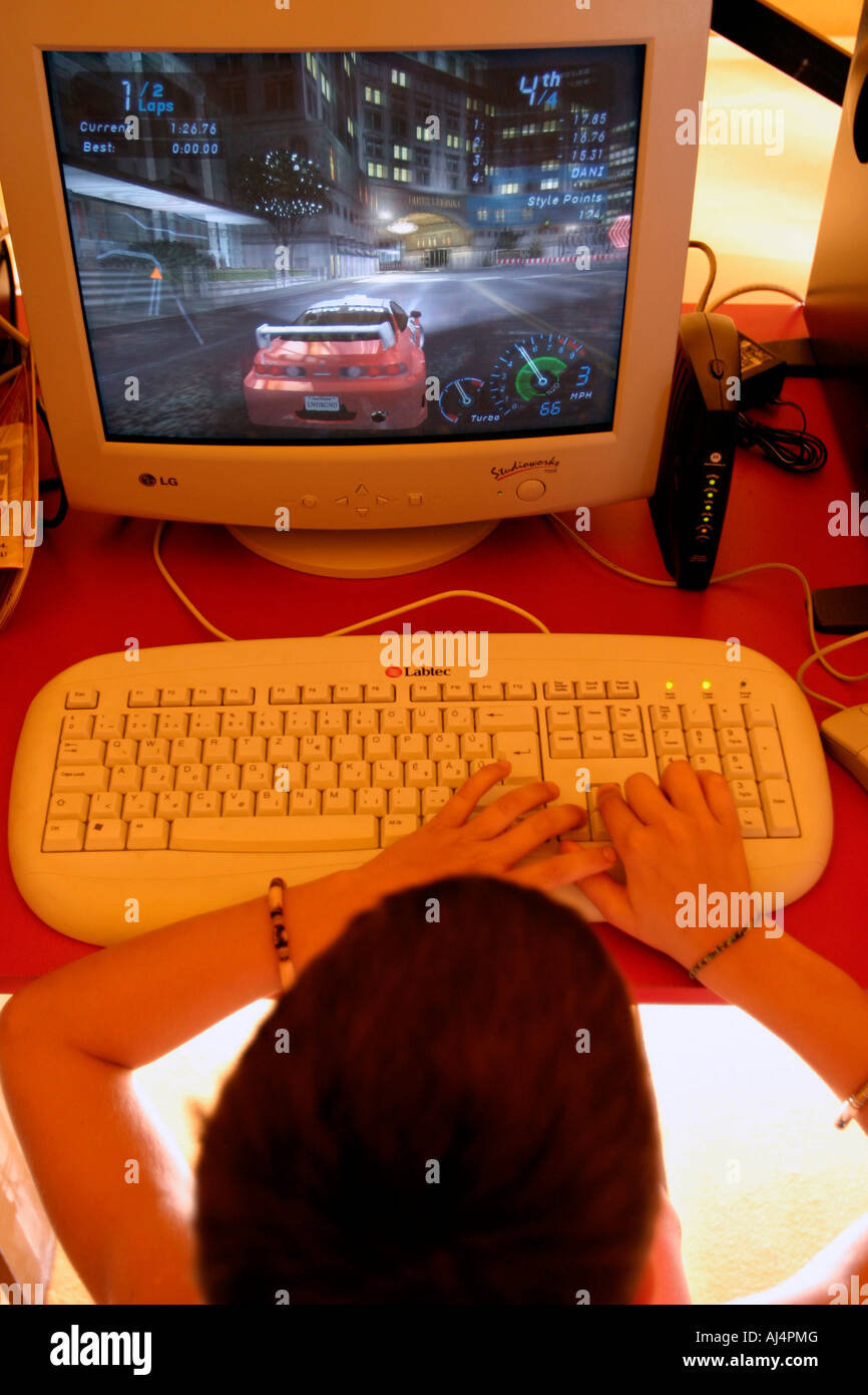 Enfant jouant les jeux vidéos Banque D'Images